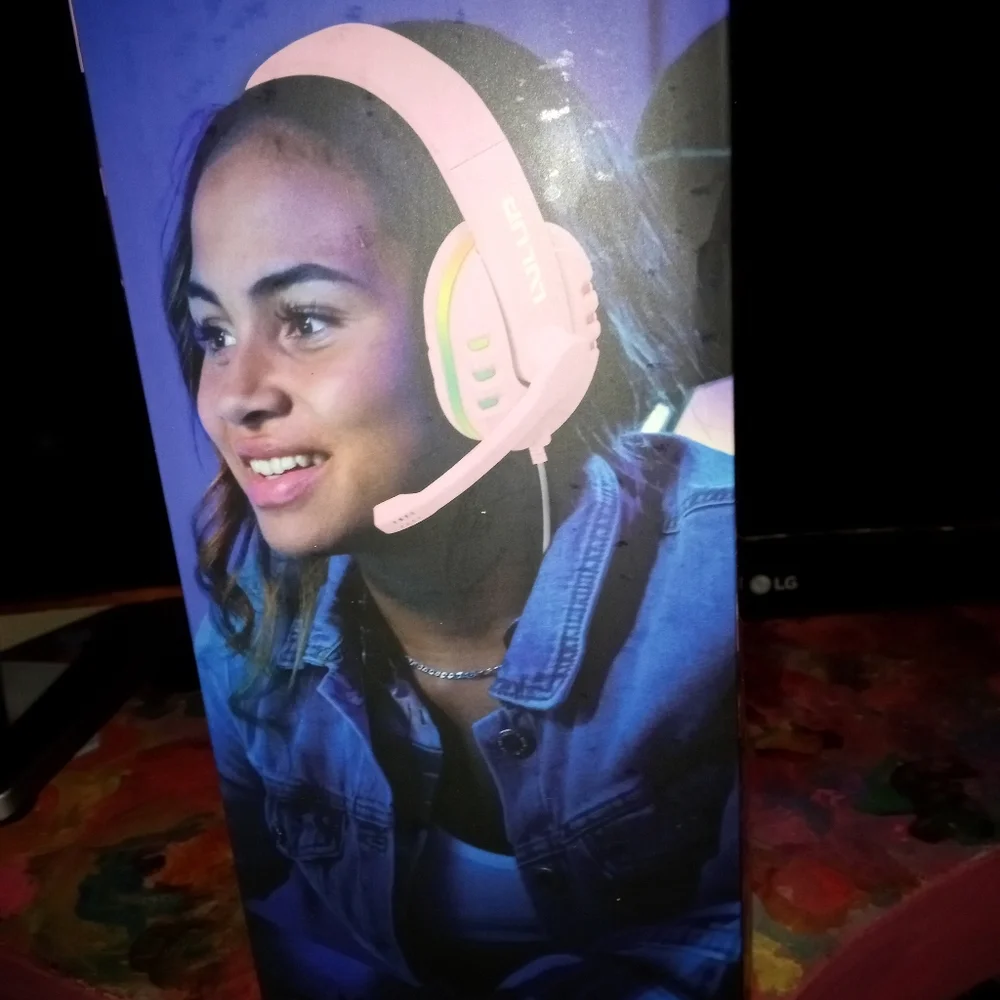 Gaming head set with built in mic comes with stand that lights up